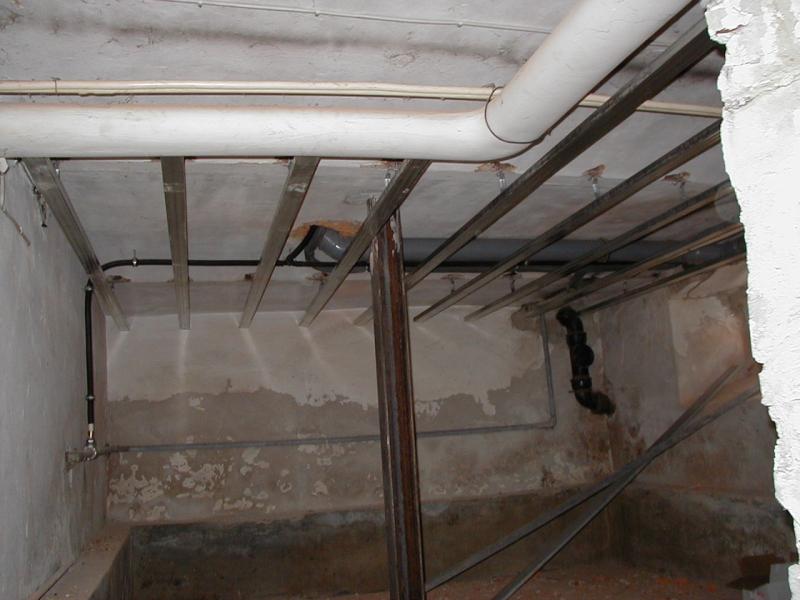 Massive Kellerdecke mit Abhängung eingeblasen