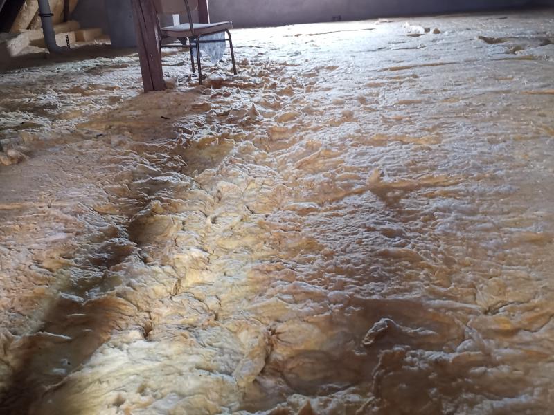 Glaswoll-Matten auf oberer Geschoßdecke