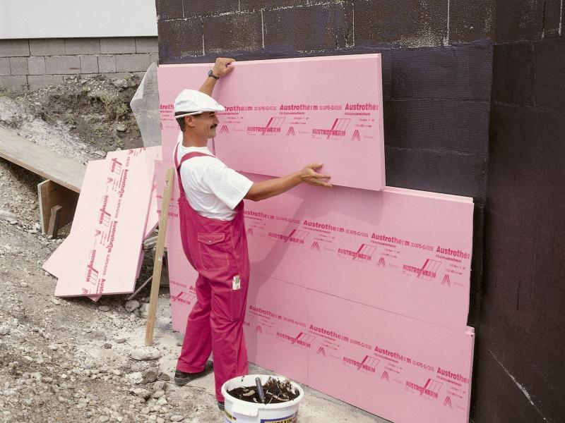 aufbringen der Dämmplatten von außen