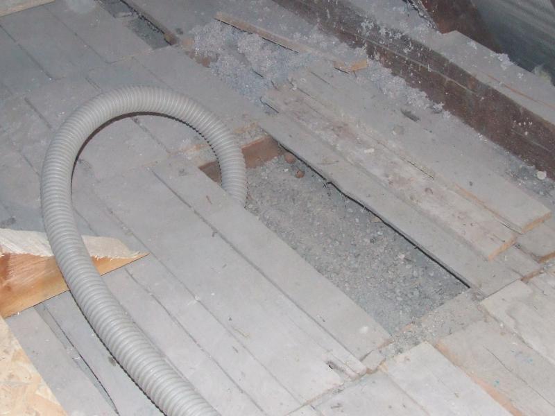 Schlauch in Holzbalkendecke